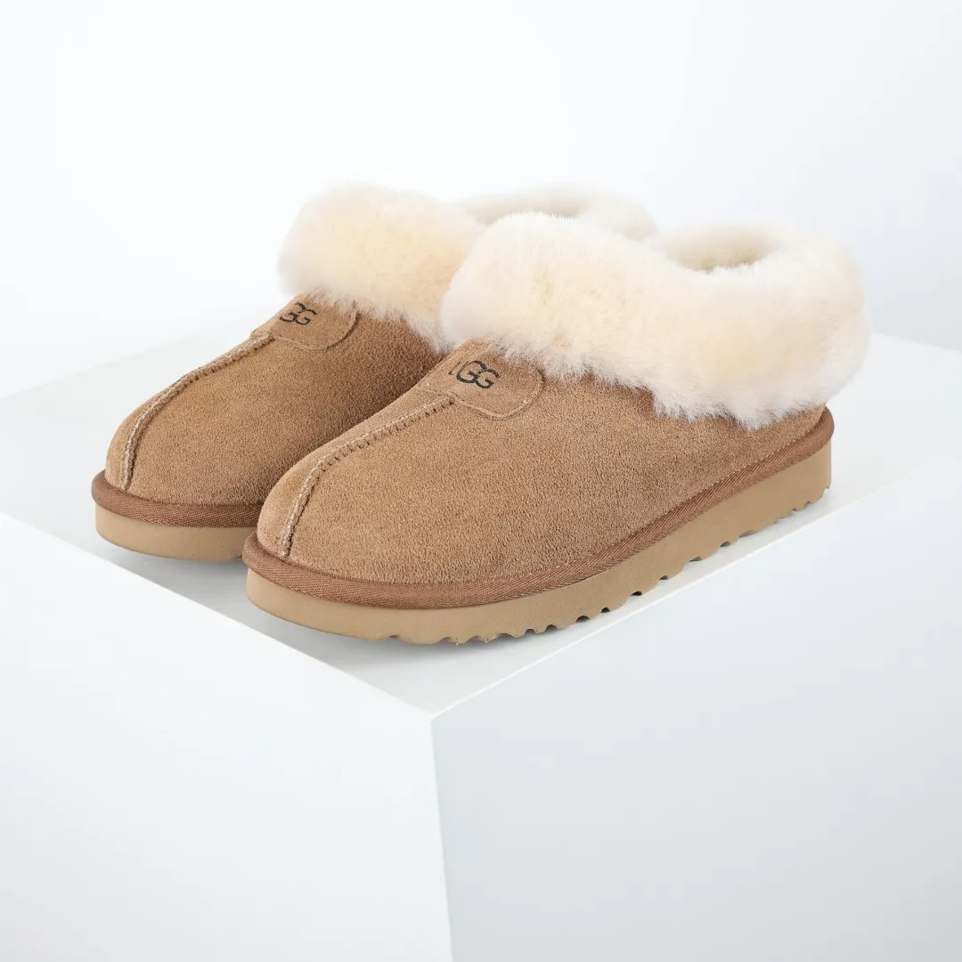 Pick up locally 💰520 Core recommendation with good price It is a very suitable choice for home use. In recent years, uug has launched a series of styles, which are partially geared towards the preferences of young consumers and have also moved to the forefront of fashion trends. Shoe body material: water-repellent coated suede upper, 17 mm UGGPURE™ implantable wool insole, lightweight non-slip and comfortable rubber outsole, with brand LOGO and trademark, with full packaging Size: 35 36 37 38 39 40